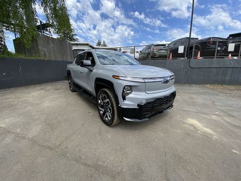 Used 2025 Chevrolet Silverado EV RST AWD/4WD image 8