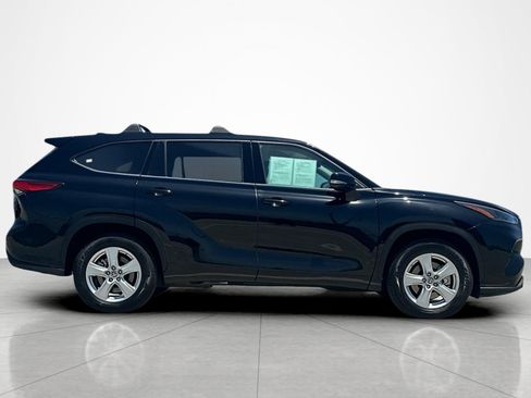 Used 2022 Toyota Highlander LE FWD image 6
