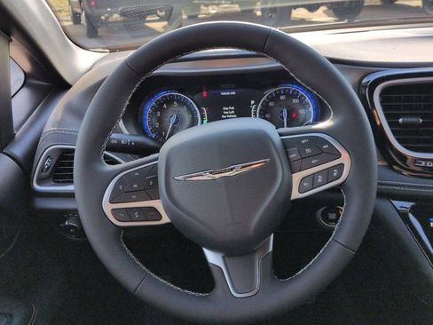 New 2026 Chrysler Pacifica Select AWD/4WD image 18