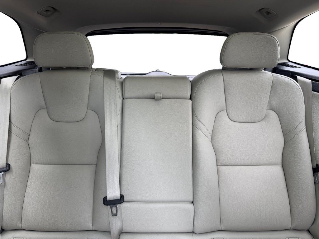 Certified 2024 Volvo XC60 B5 Plus w/ Protection Package Premier AWD/4WD image 21
