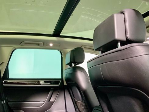Used 2016 Volkswagen Touareg TDI image 2