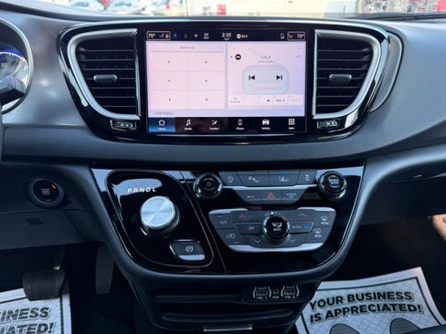 Used 2025 Chrysler Pacifica Select image 23