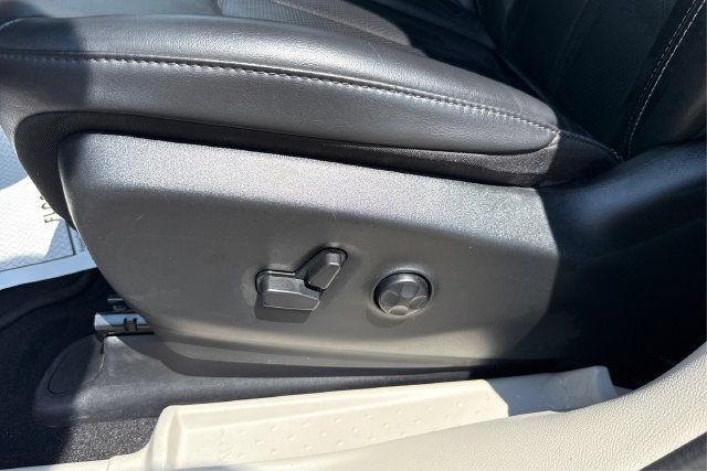 Used 2023 Chrysler Pacifica Touring-L FWD image 18