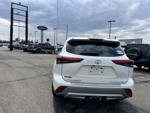 Used 2021 Toyota Highlander Platinum AWD/4WD image 4