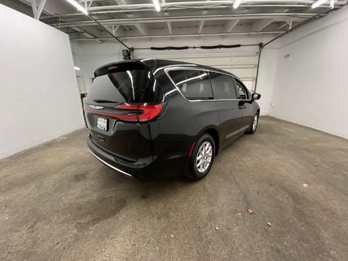 Used 2024 Chrysler Pacifica Touring-L image 6