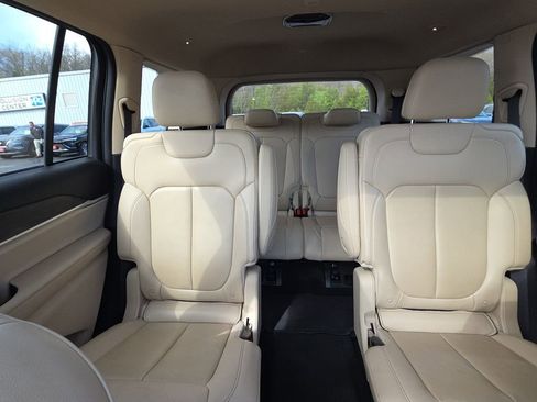 Used 2022 Jeep Grand Cherokee L Limited w/ Black Appearance Package image 25