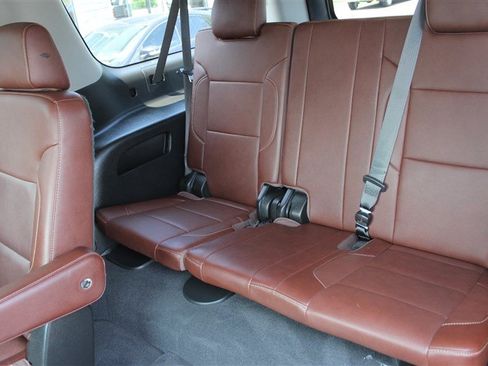 Used 2020 Chevrolet Suburban Premier w/ Premier Plus Edition AWD/4WD image 18