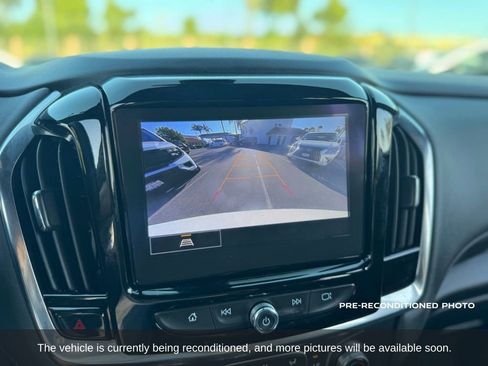 Used 2023 Chevrolet Traverse LT FWD image 17