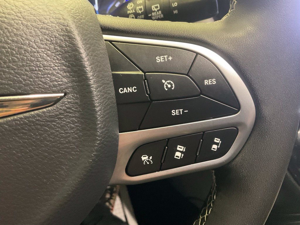 Used 2025 Chrysler Pacifica Select FWD image 16