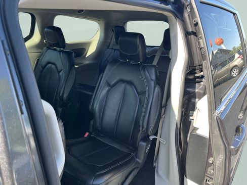 Used 2023 Chrysler Pacifica Touring-L FWD image 11