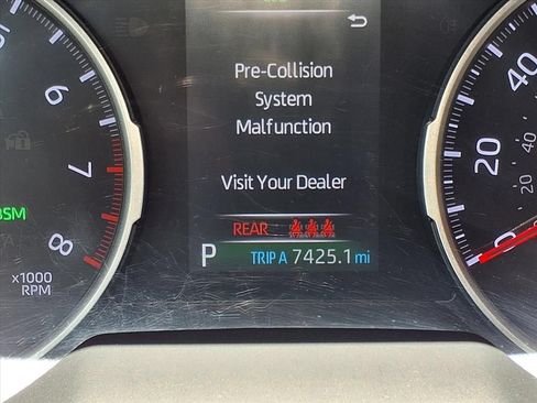 Used 2020 Toyota RAV4 XLE Premium FWD image 17