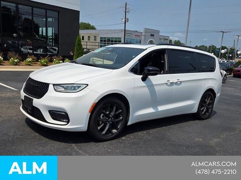 Used 2025 Chrysler Pacifica Limited FWD image 3