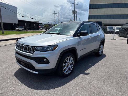 Used 2025 Jeep Compass Limited AWD/4WD image 3