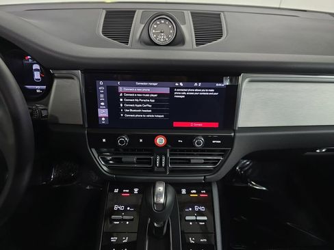 Certified 2025 Porsche Macan image 16