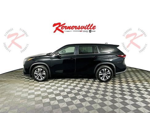 Used 2025 Toyota Highlander XLE image 4