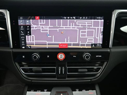 Certified 2025 Porsche Macan AWD/4WD image 22