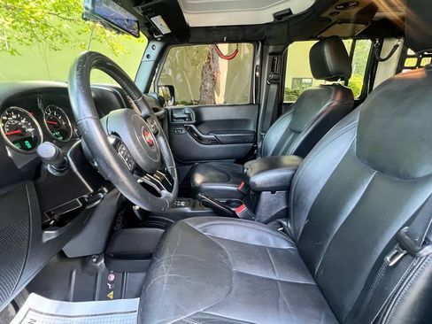 Used 2015 Jeep Wrangler Unlimited Sahara AWD/4WD image 13