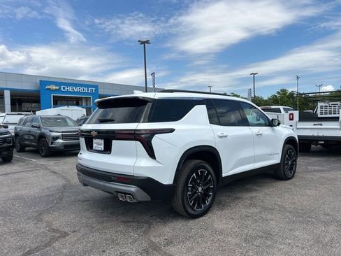 New 2026 Chevrolet Traverse LT w/ Sun and Wheel Package FWD image 3