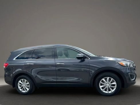 Used 2016 Kia Sorento LX image 4
