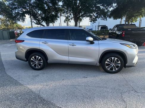 Used 2023 Toyota Highlander XLE FWD image 6
