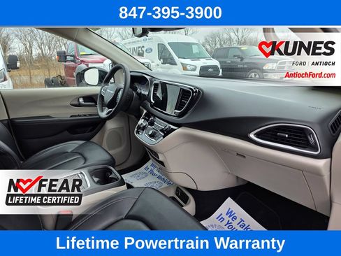 Used 2024 Chrysler Pacifica Touring-L FWD image 32