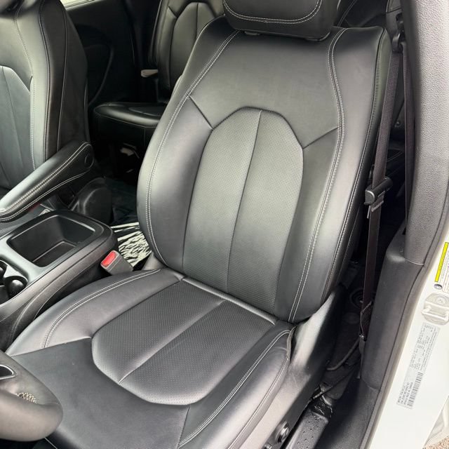Used 2025 Chrysler Pacifica Select FWD image 10