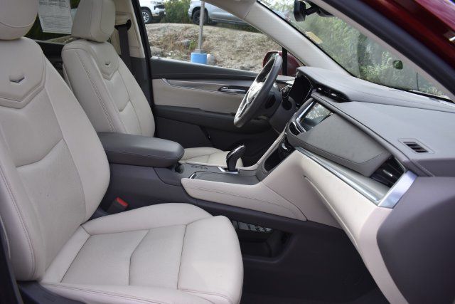 Used 2018 Cadillac XT5 Luxury w/ Driver Awareness Package AWD/4WD image 16