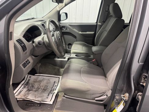 Used 2018 Nissan Frontier SV image 11