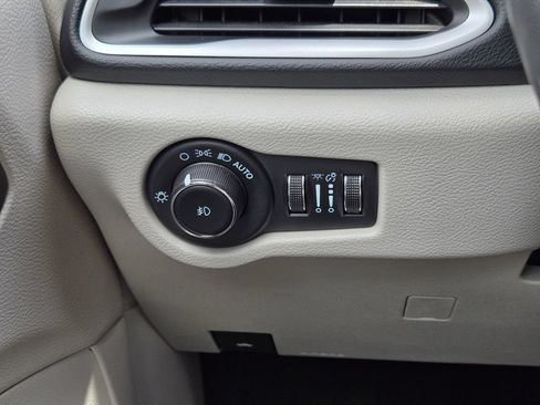 Used 2023 Chrysler Pacifica Touring-L FWD image 24
