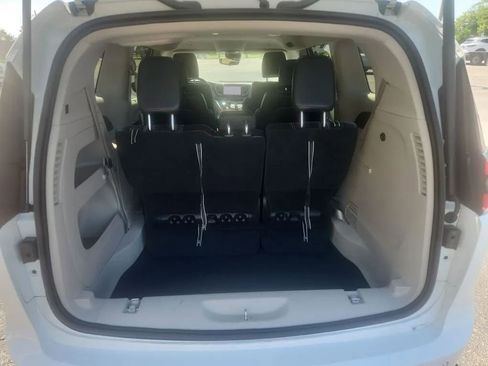 Used 2023 Chrysler Pacifica Touring-L FWD image 9