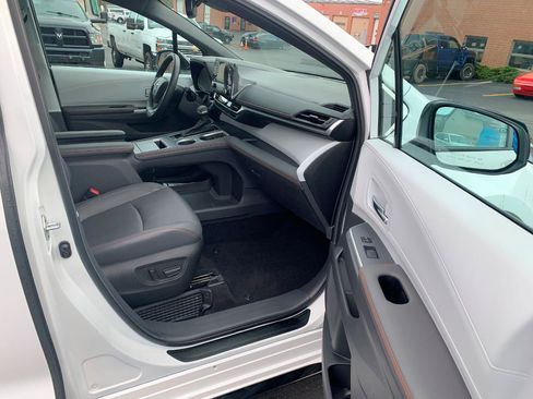 Used 2024 Toyota Sienna XSE FWD image 19