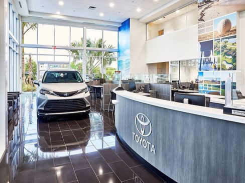 Used 2025 Toyota Sienna XLE image 5