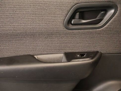 Used 2023 Nissan Rogue S image 28