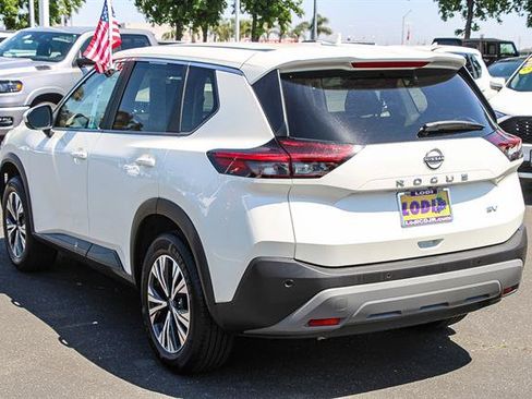 Used 2023 Nissan Rogue SV image 2