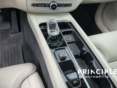 Certified 2023 Volvo XC60 B5 Ultimate w/ Climate Package FWD image 17