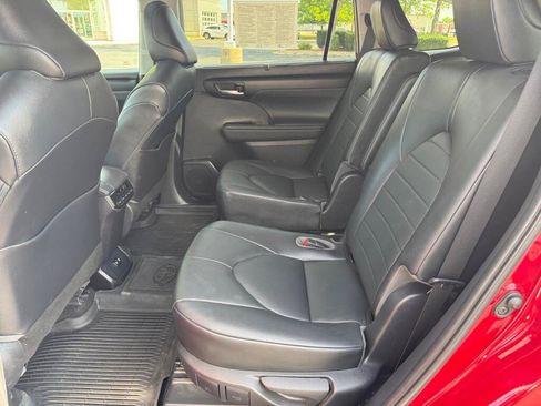 Certified 2020 Toyota Highlander XLE AWD/4WD image 7