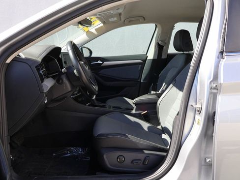 Used 2025 Volkswagen Jetta SE FWD image 8