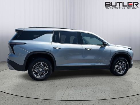 Used 2025 Chevrolet Traverse LT FWD image 7
