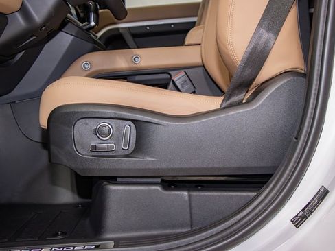 Used 2025 Land Rover Defender 130 X-Dynamic SE image 15