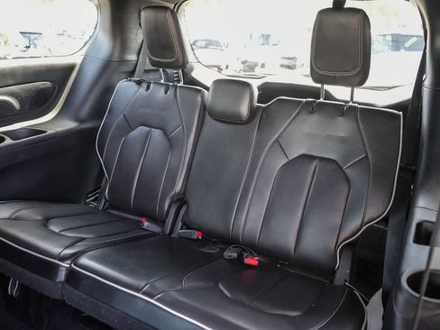 Used 2022 Chrysler Pacifica Limited w/ S Appearance Package FWD image 32