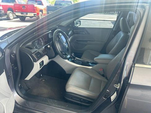 Used 2017 Honda Accord Touring image 12