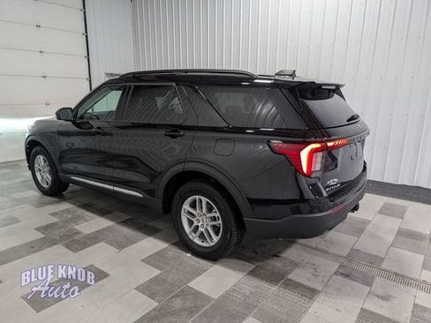 Used 2025 Ford Explorer Active AWD/4WD image 2