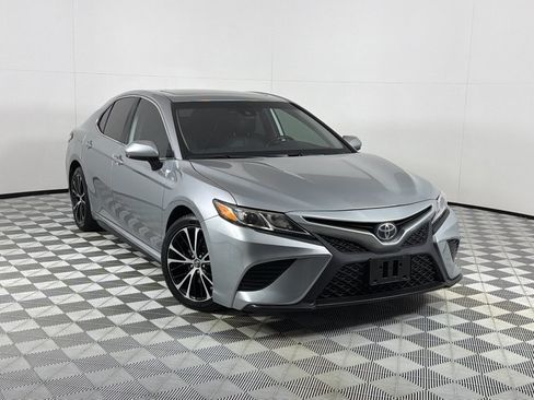 Used 2020 Toyota Camry SE FWD image 2