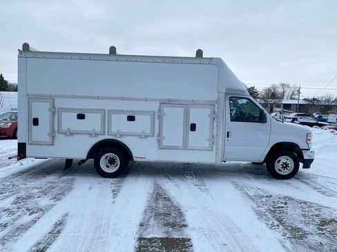 Used 2025 Ford E-450 and Econoline 450 Super Duty w/ Interior Upgrade Package RWD image 9