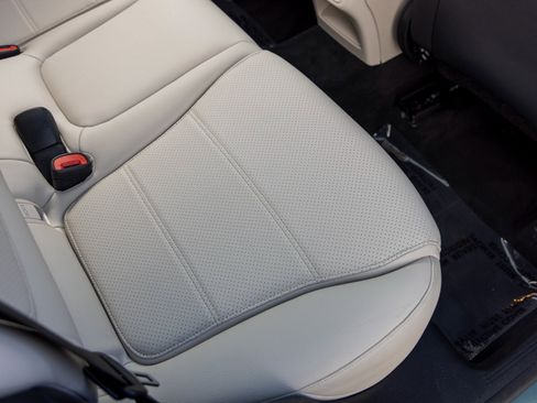 Used 2025 Mercedes-Benz GLC 350e 4MATIC image 46