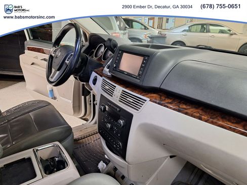 Used 2011 Volkswagen Routan SEL Premium FWD image 30