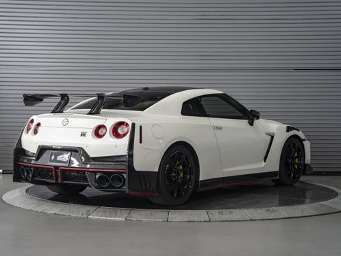Used 2024 Nissan GT-R NISMO w/ Floor Mat Package AWD/4WD image 5