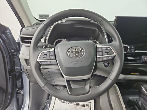 Used 2023 Toyota Highlander XLE FWD image 15