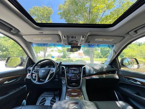 Used 2018 Cadillac Escalade ESV Premium Luxury RWD image 28