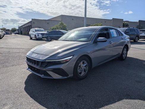 Certified 2025 Hyundai Elantra SE image 12